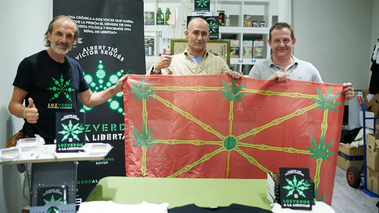 Inauguración de la primera sede del Partido Cannabico en Pamplona con la presentación del libro 'Luz verde a la libertad', de Albert Tió y Victor Segués, "condenados a 5 años de prisión por presidir un club de cannabis de Barcelona". PABLO LASAOSA