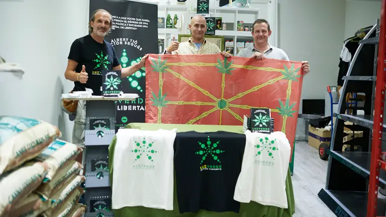 Inauguración de la primera sede del Partido Cannabico en Pamplona con la presentación del libro 'Luz verde a la libertad', de Albert Tió y Victor Segués, "condenados a 5 años de prisión por presidir un club de cannabis de Barcelona". PABLO LASAOSA