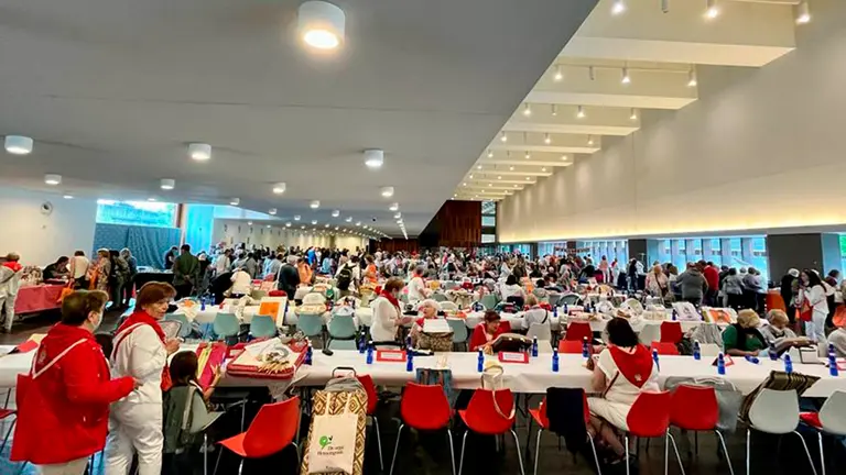 Celebración en Pamplona de la novena feria de esta labor textil tradicional, que ha reunido en el Palacio de Congresos Baluarte a cerca de 500 encajeras llegadas de todos los puntos de España. PABLO LASAOSA