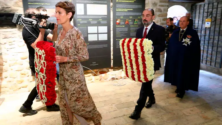 La ceremonia con Chivite y Lambán ha incluido una ofrenda floral a los monarcas enterrados en San Juan de la Peña.