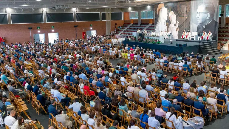 Cientos de personas asisten a la celebración de la fiesta de san Josemaría Escrivá, fundador de la UN.