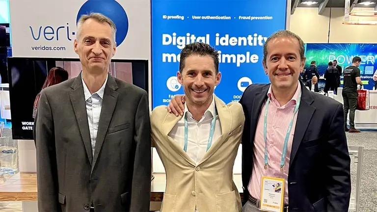 De izquierda a derecha, Michel Nerrant, Senior Vice President en Norteamérica; Eduardo Azanza, CEO de Veridas; y Mauricio Guijarro, Vicepresidente de Ventas para las Américas. CEDIDA