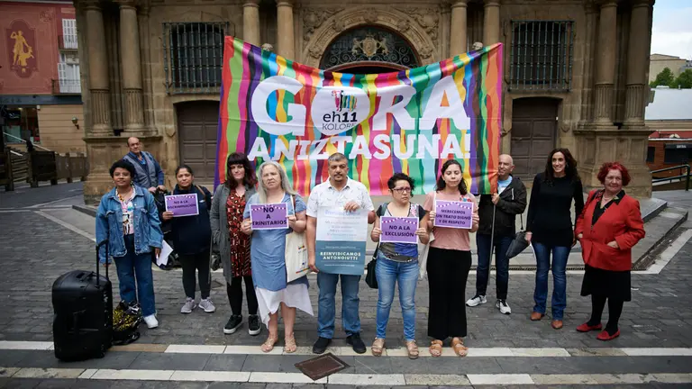 Rueda de prensa de Euskal Herria 11 Kolore y SOS Racismo Nafarroa para trasladar su visión sobre la gestión de la diversidad de la fiesta de San Fermín llevada a cabo por el Ayuntamiento de Pamplona. PABLO LASAOSA