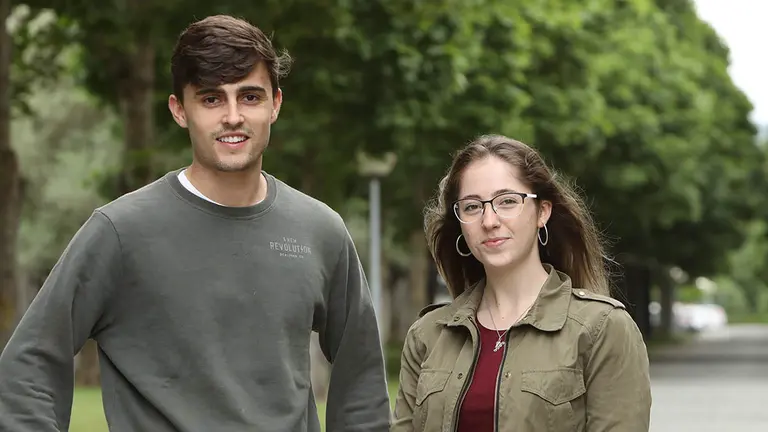 Alejandro Barriuso, que realizará las prácticas en Viscofan, y Mireia Medina Bustos, que las realizará en el Centro de Investigación Médica Aplicada. UPNA