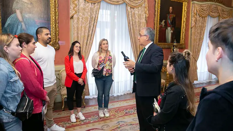 Enrique Maya junto con los representantes de los centros navarros en Argentina. AYUNTAMIENTO DE PAMPLONA