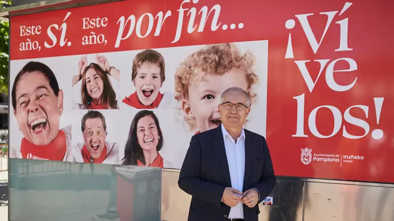 El alcalde, Enrique Maya, presenta la campaña de fotografías populares 'Este año sí, este año por fin ¡vívelos!', en la que la imagen de medio millar de pamploneses y pamplonesas decorará la ciudad durante las fiestas de San Fermín en carteles, lonas y edículos colocados en distintos puntos de Pamplona. PABLO LASAOSA
