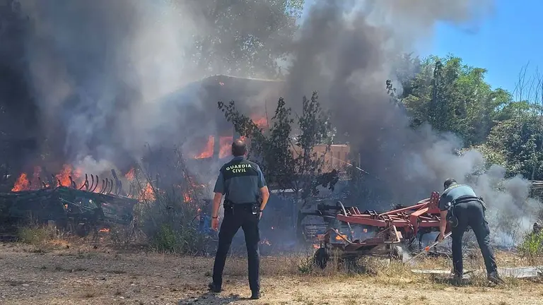 La Guardia Civil interviene en uno de los incendios. GUARDIA CIVIL