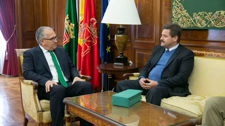 El alcalde se reúne con un concejal de la Pamplona colombiana, ciudad hermanada desde 2001. AYUNTAMIENTO DE PAMPLONA