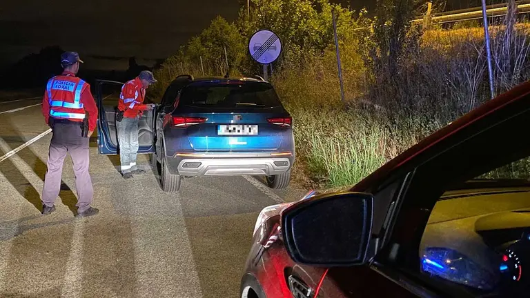 Momento en el que la Policía Foral intercepta al kamikaze en Elorz. POLICÍA FORAL