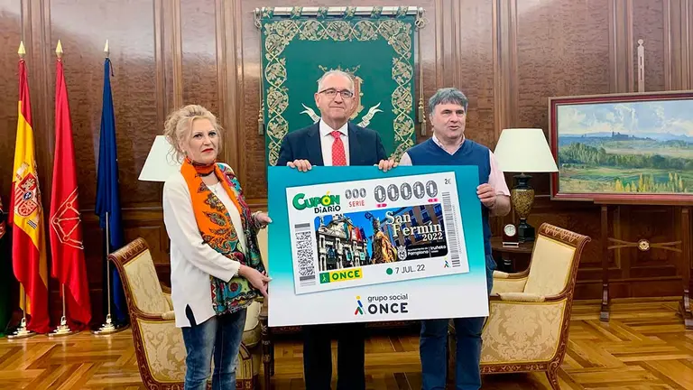 Valentín Fortún, delegado territorial de la ONCE en Navarra, Enrique Maya, alcalde del Ayuntamiento de Pamplona, y Pilar Herrero, presidenta del consejo territorial de la ONCE durante la presentación del cupón de San Fermín 2022. ONCE