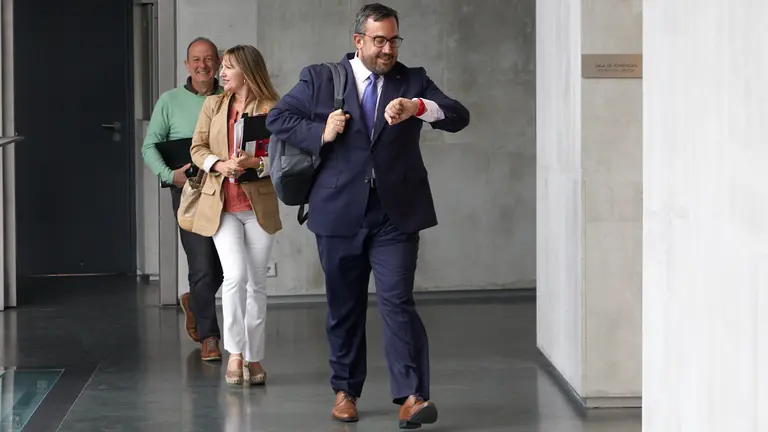 El consejero Javier Remírez comparece en comisión parlamentaria para explicar la gestión de la emergencia de los incendios que se han sucedido recientemente en Navarra. IÑIGO ALZUGARAY