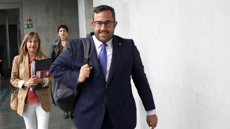 El consejero Javier Remírez comparece en comisión parlamentaria para explicar la gestión de la emergencia de los incendios que se han sucedido recientemente en Navarra. IÑIGO ALZUGARAY