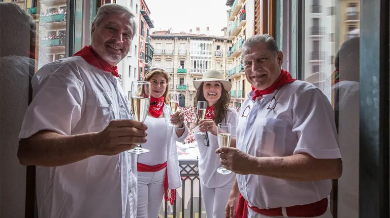Un grupo de turistas disfrutan en el Chupinazo. CEDIDA