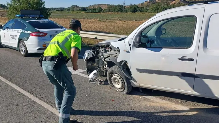 01/07/2022 Un agente de la Guardia Civil observa los daños en uno de los vehículos implicados en el accidente..

Una mujer de 51 años ha resultado herida este viernes, a primera hora de la mañana, en un accidente de tráfico entre dos vehículos en el km 18,500 de la NA-132, en el cruce dirección Mendigorría.

ESPAÑA EUROPA SOCIEDAD NAVARRA
GUARDIA CIVIL
