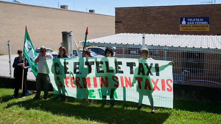 Los trabajadores del Centro Especial de Empleo Tele-Taxi se concentran en el día en que comienzan una huelga indefinida. PABLO LASAOSA