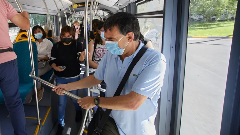 El uso de las mascarillas sigue siendo obligatorio en todo el transporte público como las villavesas de Pamplona. IÑIGO ALZUGARAY