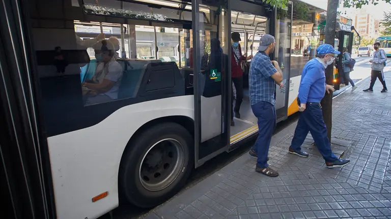 El uso de las mascarillas sigue siendo obligatorio en todo el transporte público como las villavesas de Pamplona. IÑIGO ALZUGARAY