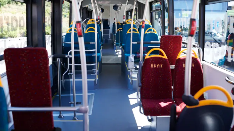 Presentación de los nuevos autobuses del Transporte Urbano Comarcal que próximamente entrarán en servicio. Son 13 vehículos propulsados por Gas Natural Comprimido (GNC) con Garantía de Origen Renovable (GdO). PABLO LASAOSA