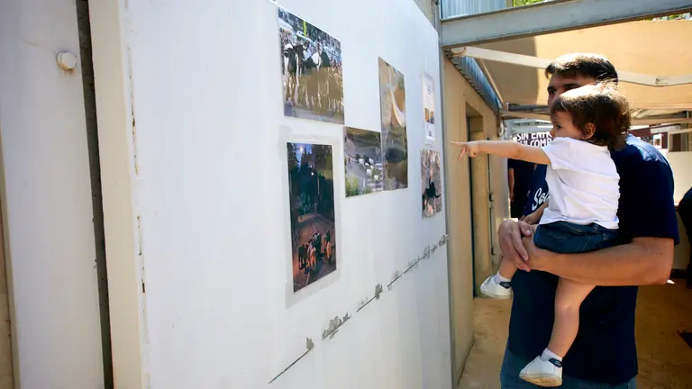 Niños y adultos visitan los Corrales del Gas para ver a los toros que protagonizarán los encierros y las corridas durante los Sanfermines 2022. IÑIGO ALZUGARAY