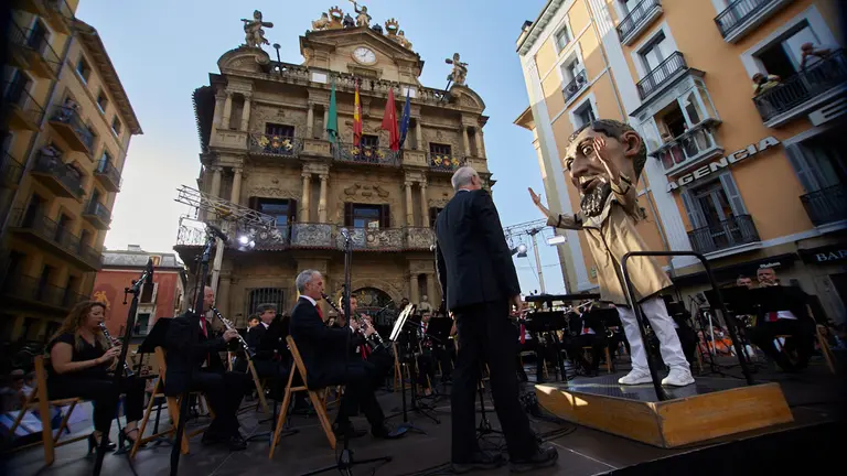 La banda La Pamplonesa recupera su tradicional concierto presanferminero en la Plaza Consistorial tras dos años suspendido por la pandemia. IÑIGO ALZUGARAY