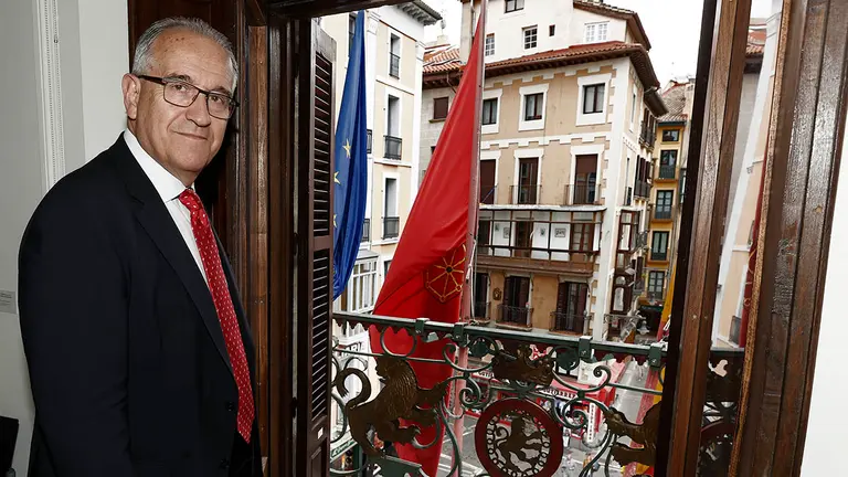 Las puertas del balcón del Ayuntamiento vuelven a abrirse dos años después del lanzamiento del último cohete anunciador de las fiestas de los Sanfermines del 2019. El alcalde de Pamplona, Enrique Maya, ha asegurado en una entrevista con Efe que está convencido de que "todo va a ir bien" en los próximos Sanfermines y de hecho los datos invitan a su juicio al optimismo, pero ha reconocido que tiene cierta preocupación por que las ganas de fiesta tras dos años de suspensión por la pandemia generen algún problema. EFE/Jesús Diges