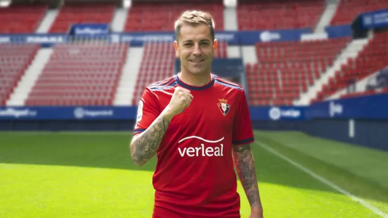 Rubén Peña con la camiseta de Osasuna en el estadio de El Sadar. CA Osasuna.
