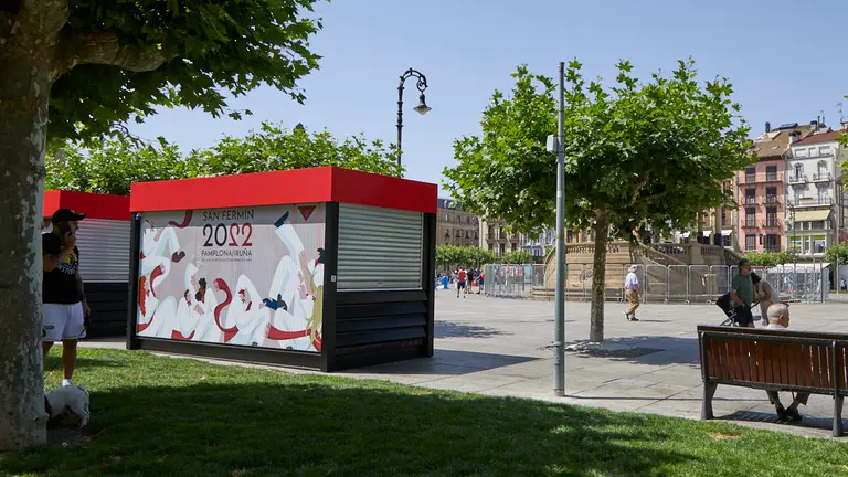 Montaje del escenario y las barras de bar en la Plaza del Castillo de Pamplona para los Sanfermines 2022. IÑIGO ALZUGARAY