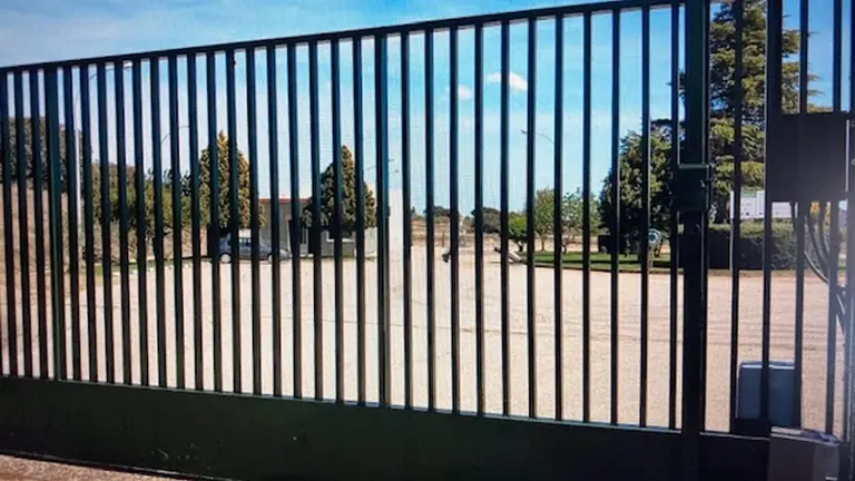 Puerta de entrada al punto limpio de la EX-108 en Plasencia. VICTOR GÓMEZ