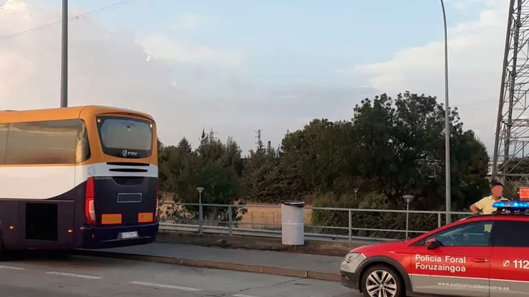 El conductor del autobús inmovilizado dio positivo en varias drogas. POLICÍA FORAL