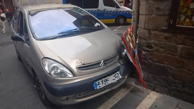 Un coche se choca en Mercaderes. POLICÍA MUNICIPAL