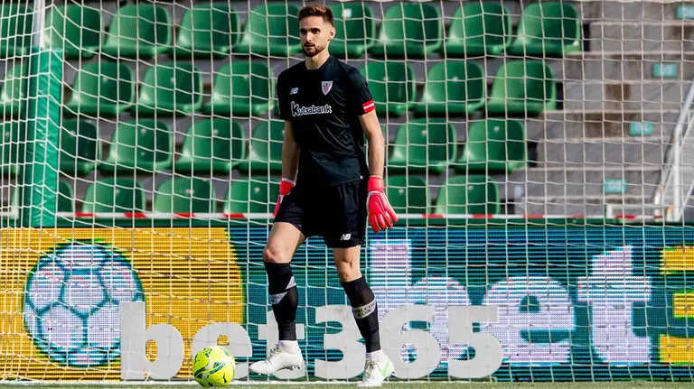 El portero navarro Jokin Ezkieta con la camiseta del equipo vasco. Athletic Club.