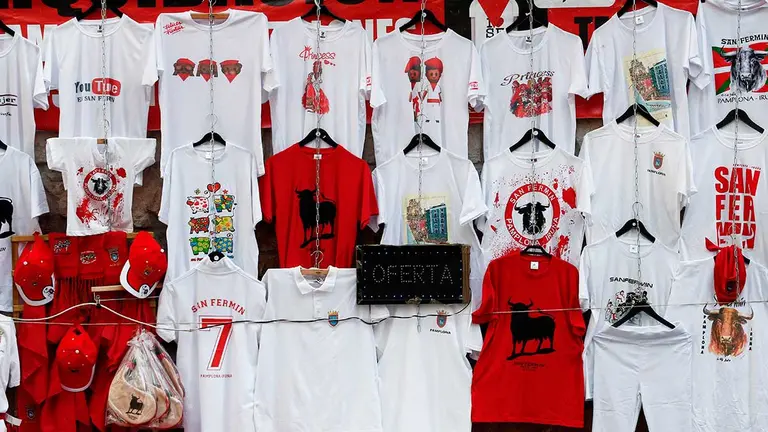 Ropa blanca de San Fermín en un escaparate. ARCHIVO