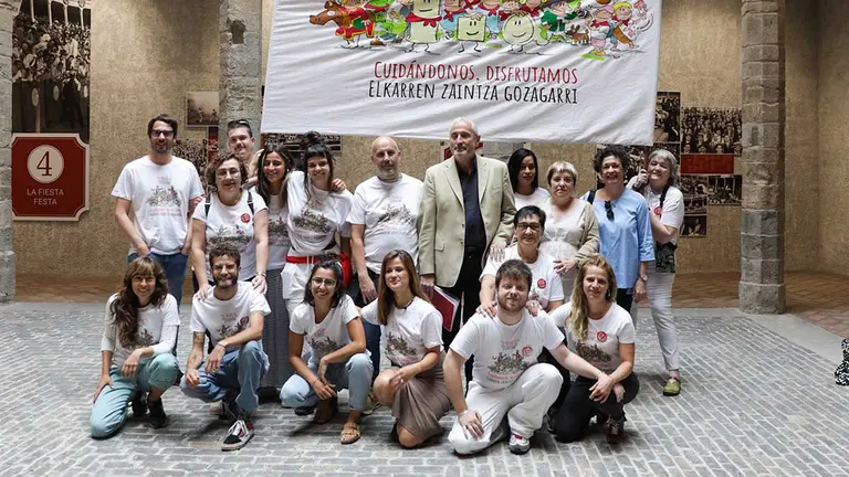 Presentación de la campaña en el Palacio Condestable, con el director general de Salud en el centro de la imagen. DEPARTAMENTO DE SALUD