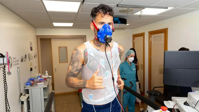 El futbolista Rubén García el pleno esfuerzo en las pruebas médicas en la CUN. CA Osasuna.