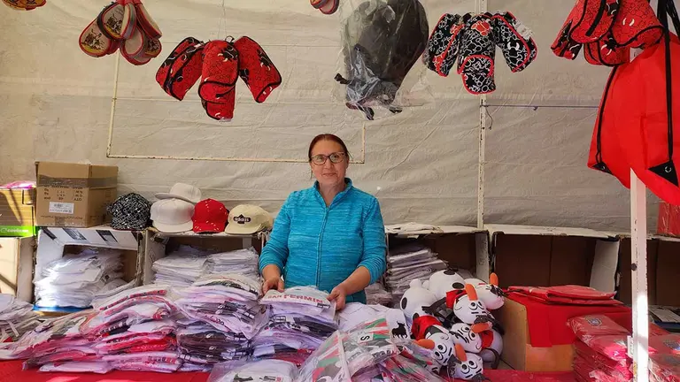 Prudencia Santana, dueña de uno de los puestos ambulantes más conocidos de Pamplona en San Fermín. ANA BELÉN POZA
