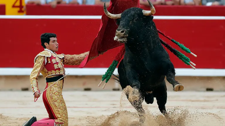 El novillero Isaac Fonseca durante la faena a su primero de la tarde en la novillada que con toros de la ganadería de Pincha de Lodosa se esta celebrando en el coso pamplonés. EFE/ Villar Lopez