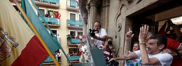El exfutbolista, Juan Carlos Unzué da el chupinazo desde el balcón del Ayuntamiento en la Plaza Consistorial de Pamplona este miércoles dando comienzo a los Sanfermines 2022. EFE/Jesús Diges