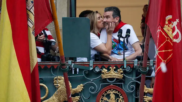 El exfutbolista, Juan Carlos Unzué da el chupinazo desde el balcón del Ayuntamiento en la Plaza Consistorial de Pamplona este miércoles dando comienzo a los Sanfermines 2022. EFE/Villar López