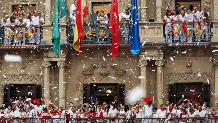 El exfutbolista, Juan Carlos Unzué (arriba) da el chupinazo desde el balcón del Ayuntamiento en la Plaza Consistorial de Pamplona este miércoles dando comienzo a los Sanfermines 2022. EFE/Villar López