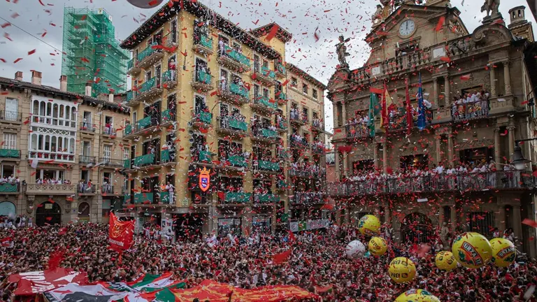 Chupinazo en la plaza del Ayuntamiento. MAITE H. MATEO