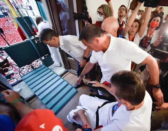 Juan Carlos Unzue se dispone a salir al balcón donde tirará el chupinazo de San Fermín 2022.IRAITZ IRIARTE.