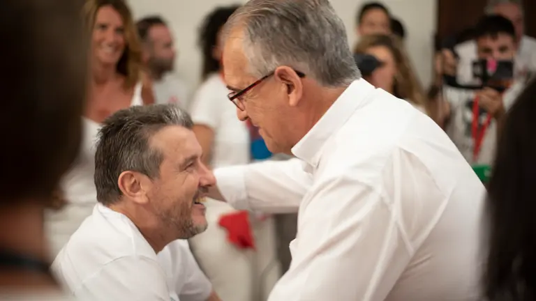 Juan Carlos Unzue accede al segundo piso del ayuntamiento y saluda al alcalde de Pamplona Henrique Maya para lanzar el Chupinazo San Fermín 2022. IRAITZ IRIARTE