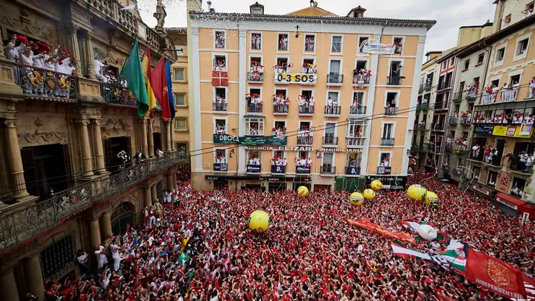 Chupinazo de San Fermín 2022 en la Plaza del Ayuntamiento de Pamplona lanzado por Juan Carlos Unzué. PABLO LASAOSA