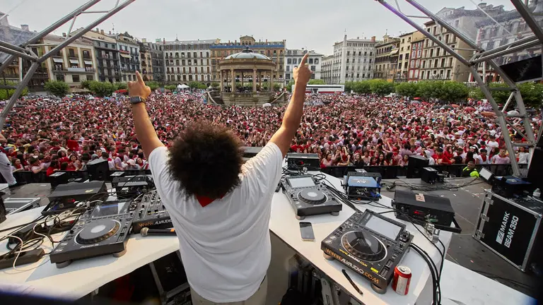 Multitudinario concierto del DJ Carlos Jean en la Plaza del Castillo en los momentos posteriores al Chupinazo con el que se ha dado inicio a los Sanfermines 2022. IÑIGO ALZUGARAY