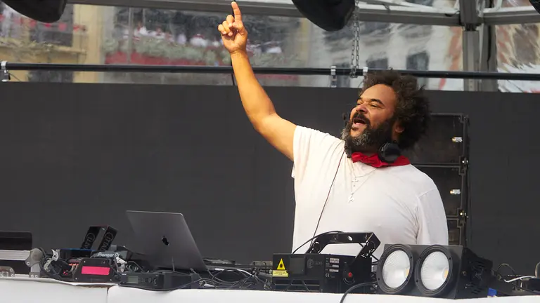 Multitudinario concierto del DJ Carlos Jean en la Plaza del Castillo en los momentos posteriores al Chupinazo con el que se ha dado inicio a los Sanfermines 2022. IÑIGO ALZUGARAY