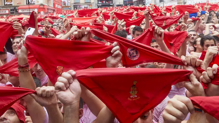 Chupinazo en la Plaza del Ayuntamiento de Pamplona para dar inicio a los Sanfermines 2022. IÑIGO ALZUGARAY