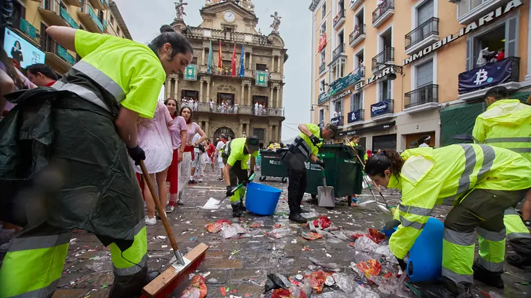 Los servicios de limpieza de Pamplona limpian la ciudad en los momentos posteriores al Chupinazo con el que se ha dado inicio a los Sanfermines 2022. IÑIGO ALZUGARAY