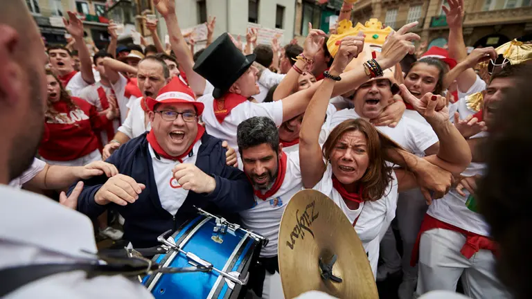Riau Riau popular desde la Plaza del Ayuntamiento de Pamplona durante San Fermín 2022. PABLO LASAOSA