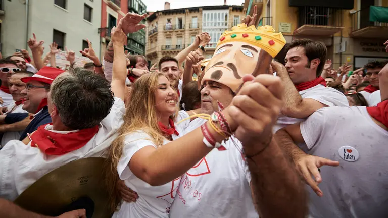 Riau Riau popular desde la Plaza del Ayuntamiento de Pamplona durante San Fermín 2022. PABLO LASAOSA