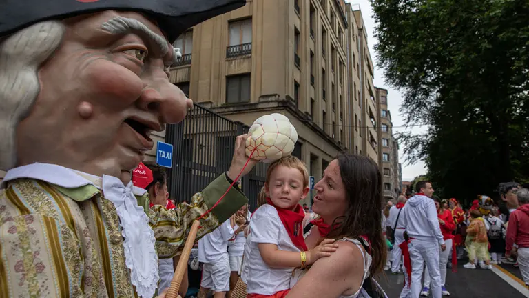 Cientos de niños emocionados reciben a la comparsa en su primera salida desde la estación de autobuses de Pamplona, en el primer día de las fiestas de San Fermín. MAITE H. MATEO